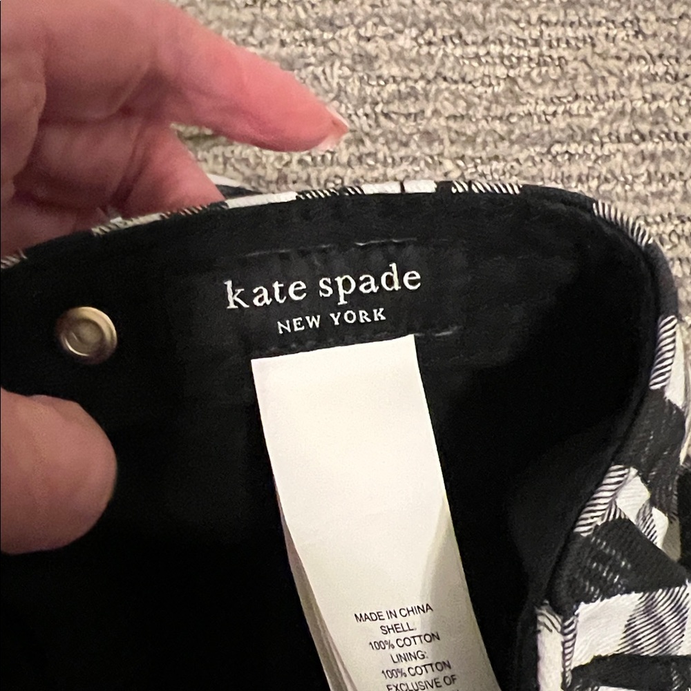 KATE SPADE BLK & WHITE BASEBALL CAP - Picture 6 of 7